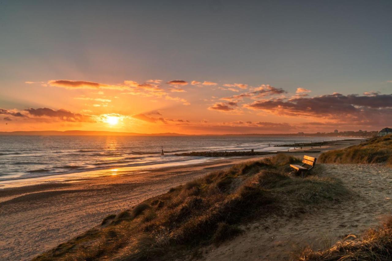 Sea Breeze - Coast Apartment Bournemouth Bagian luar foto