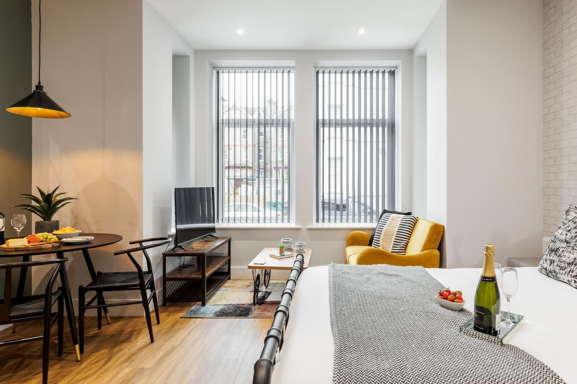 Sea Breeze - Coast Apartment Bournemouth Bagian luar foto