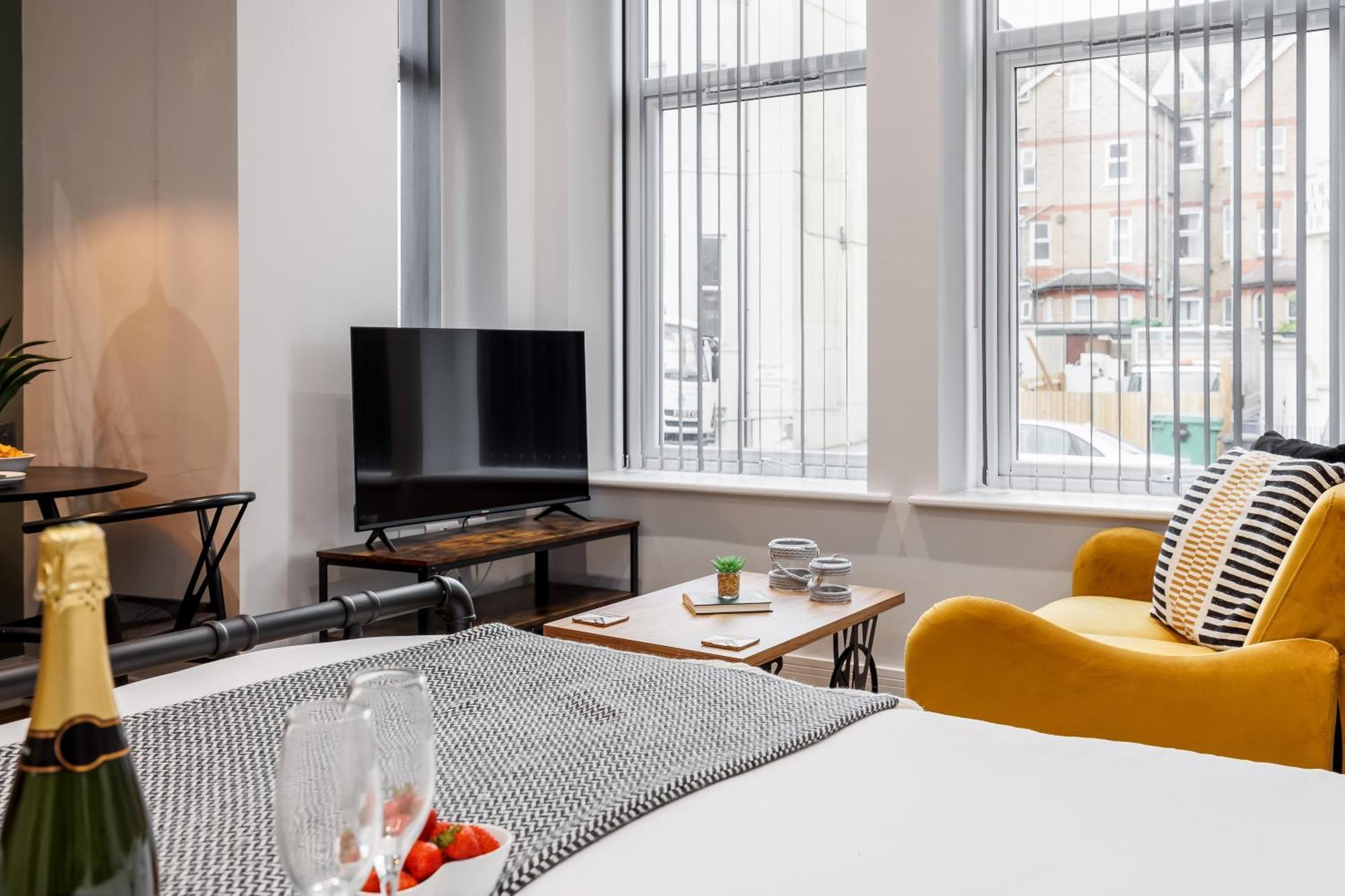 Sea Breeze - Coast Apartment Bournemouth Bagian luar foto